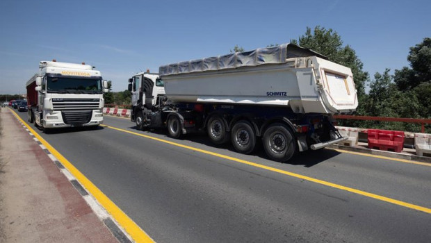 ep camiones a su paso por el puente de zulema ep camiones a su paso por el puente de zulema