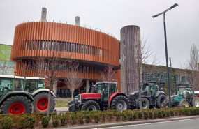 ep concentracion de tractores ante las puertas del palacio europa de vitoria gasteiz