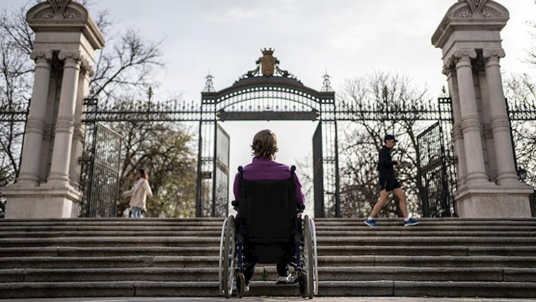 ep cristina en silla de ruedas ante una escalinata en la puerta de espana del parque del retiro en ep cristina en silla de ruedas ante una escalinata en la puerta de espana del parque del retiro en