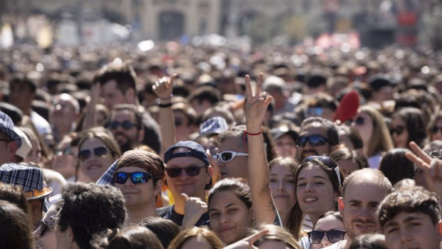 ep decenas de personas asisten a la masclet de la pirotecnia hermanos caballer