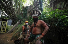 ep dos hombres del pueblo indigena satere-mawe en manaos en el norte de brasil