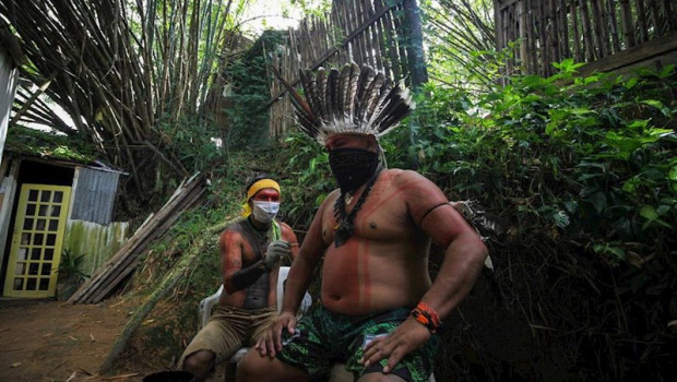 ep dos hombres del pueblo indigena satere-mawe en manaos en el norte de brasil
