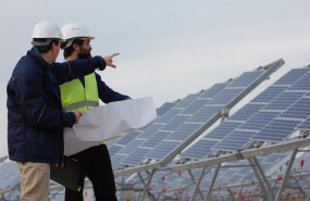 ep dos operarios debaten en un parque fotovoltaico