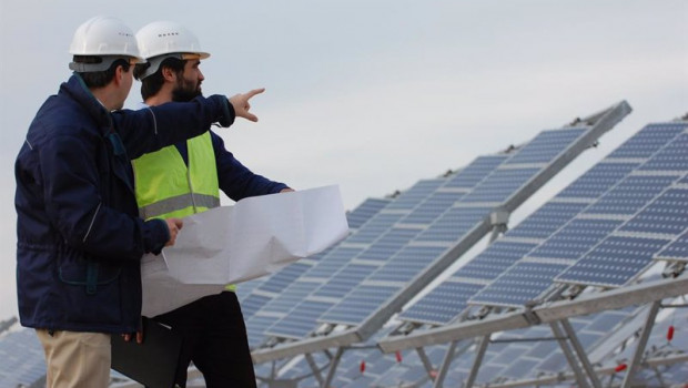 ep dos operarios debaten en un parque fotovoltaico
