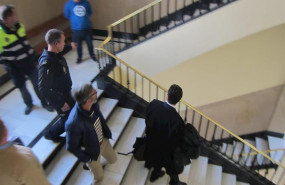 ep el acusado con jersey a rayas abandonando la audiencia tras aceptar la condena