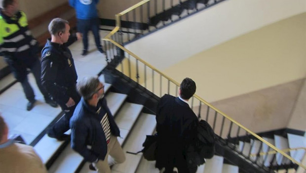 ep el acusado con jersey a rayas abandonando la audiencia tras aceptar la condena