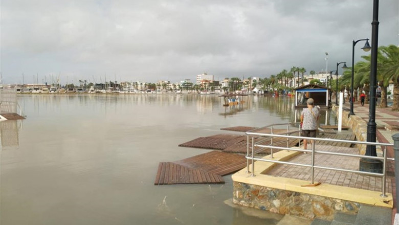El agua del mar ha anegado una playa en la localidad murciana de San Pedro del Pinatar, donde se han registrado 227 litros por metro cuadrado en 24 horas, a 13 de septiembre de 2019. | CARMEN LOREDANA - Europa Press ep el agua del mar ha anegado una playa en la localidad murciana de san pedro del pinatar donde se