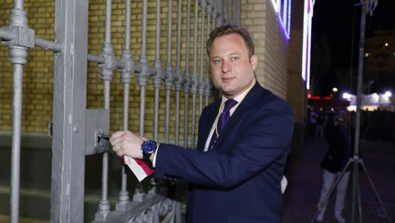 El alcalde de Albacete, Vicente Casañ, abre la puerta de hierros del recinto ferial de Albacete. | AYUNTAMIENTO ep el alcalde de albacete vicente casan abre la puerta de hierros del recinto ferial de albacete
