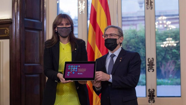 ep el conseller de economia de la generalitat jaume giro entrega una tablet con el proyecto de