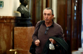 ep el diputado de compromis joan baldovi con una mascarilla en la mano a su llegada al congreso