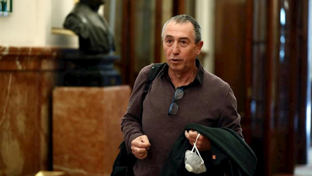 ep el diputado de compromis joan baldovi con una mascarilla en la mano a su llegada al congreso