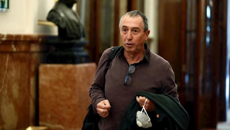 El diputado de Compromís Joan Baldoví, con una mascarilla en la mano, a su llegada al Congreso | Pool ep el diputado de compromis joan baldovi con una mascarilla en la mano a su llegada al congreso