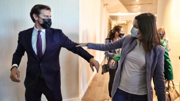 ep el ex presidente de ciudadanos albert rivera y la lider de cs ines arrimadas se saludan al