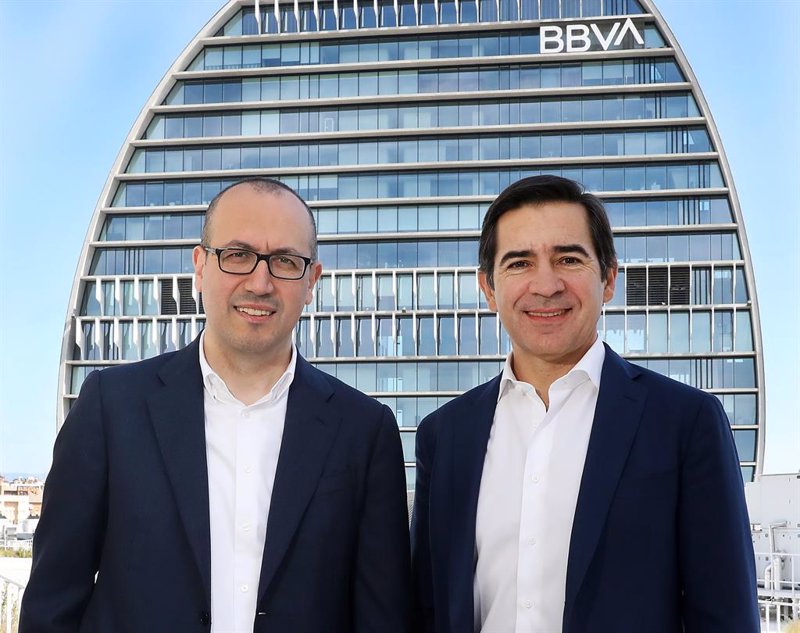 https://img6.s3wfg.com/web/img/images_uploaded/6/1/ep_el_presidente_de_bbva_carlos_torres_y_el_consejero_delegado_onur_gen_ante_el_edificio_de_la_vela.jpg