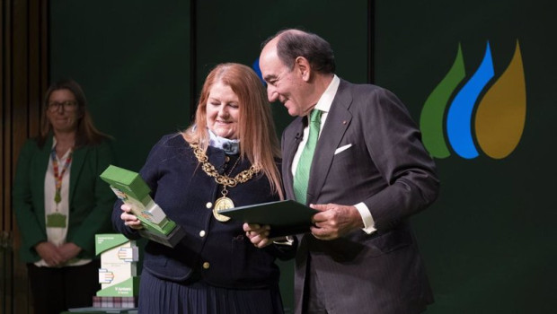 ep el presidente de iberdrola ignacio galan junto a la alcaldesa de glasgow jacqueline mclaren