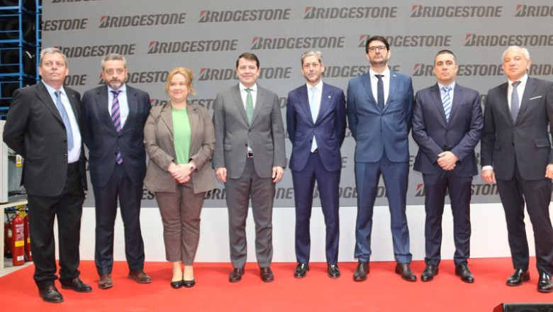 El presidente de la Junta de Castilla y León, acompañado de la alcaldesa de Burgos, Cristina Ayala, y directivos de Bridgestone. | EUROPA PRESS ep el presidente de la junta de castilla y leon acompanado de la alcaldesa de burgos cristina ayala