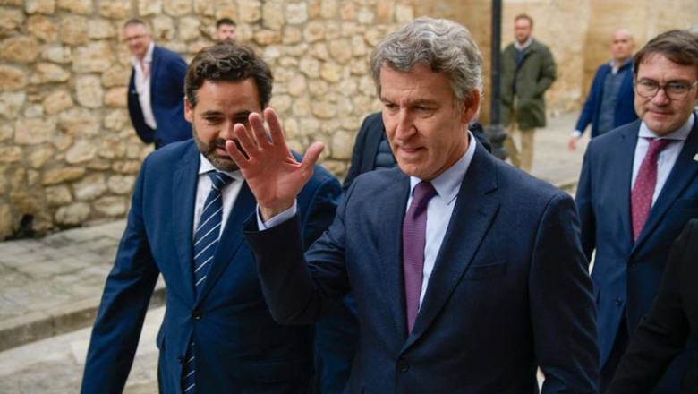 El presidente del PP, Alberto Núñez Feijóo, y el presidente del PP Castilla-La Mancha, Paco Núñez, durante la clausura del Congreso de la Unión Europea de Mayores (ESU) este viernes en Ciudad Real. | Eusebio García del Castillo - Europa Press ep el presidente del pp alberto nunez feijoo y el presidente del pp castilla la mancha paco nunez