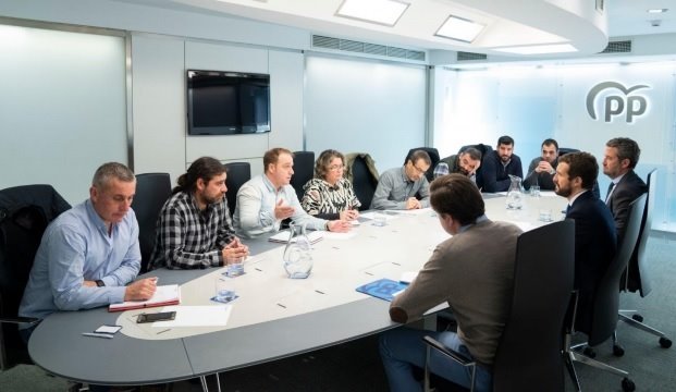 El presidente del PP, Pablo Casado, en su reunión este miércoles en la sede del PP con el comité de empresa de Alcoa de su planta de San Ciprián (Lugo) | PP ep el presidente del pp pablo casado en su reunion este miercoles en la sede del pp con el comite de