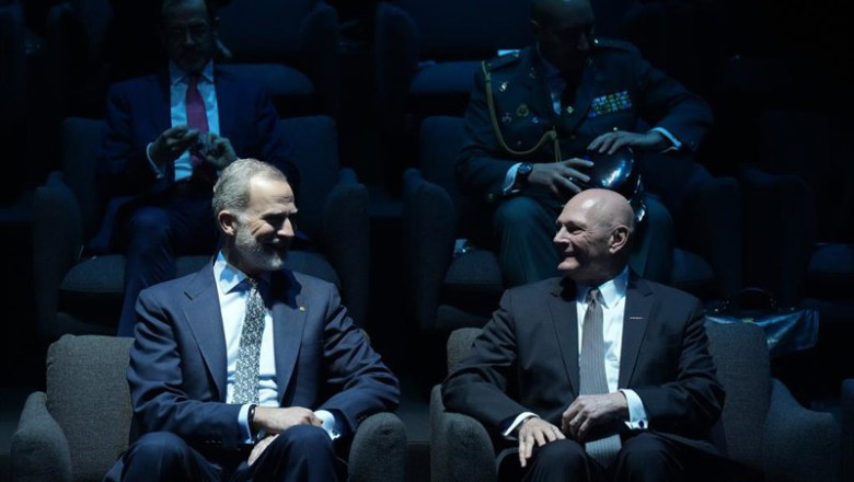 ep el rey felipe vi i y el ceo y director ejecutivo de gsma ltd john hoffman d durante la