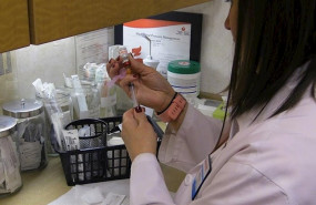 ep enfermera practicante preparandose para administrar la vacuna contra el herpes zoster