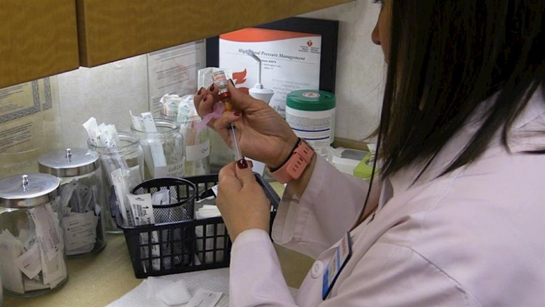 ep enfermera practicante preparandose para administrar la vacuna contra el herpes zoster