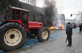 ep hoguera de manifestantes de la tractorada que rodea la muralla de lugo desde el pasado lunes