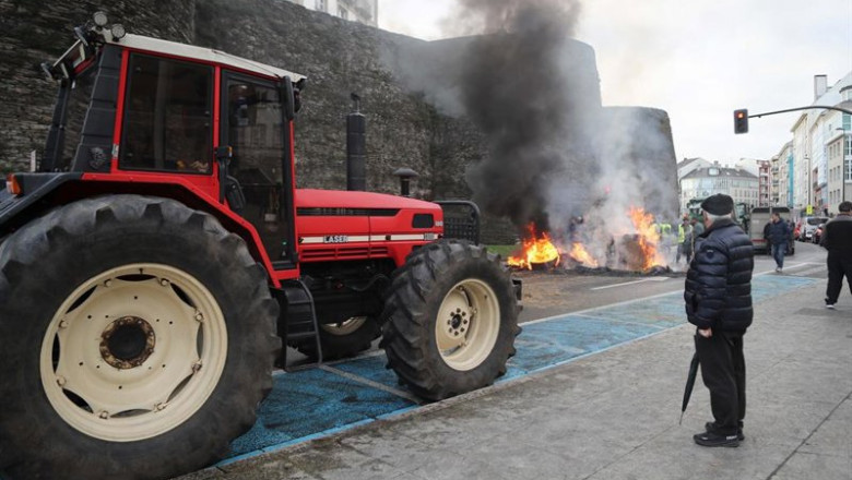 Hoguera de manifestantes de la tractorada que rodea la Muralla de Lugo desde el pasado lunes, frente a la Delegación de la Xunta de Galicia en Lugo, a 14 de enero de 2026, en Lugo, Galicia (España). Los ganaderos y agricultores gallegos continúan en pie d | Carlos Castro - Europa Press ep hoguera de manifestantes de la tractorada que rodea la muralla de lugo desde el pasado lunes