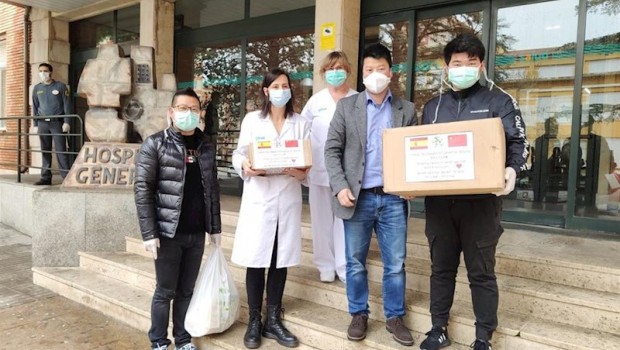 ep la comunidad china de teruel ha donado 2000 mascarillas al obispo polanco