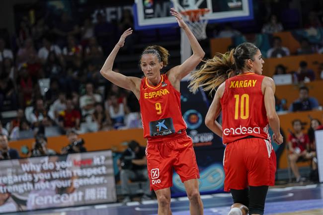 Laia Palau y Marta Xargay celebran una canasta de España | ALBERTO NEVADO / FEB ep laia palaumarta xargay celebrancanastaespana