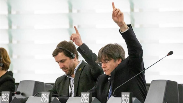 ep los eurodiputados de jxcat toni comin y carles puigdemont en el pleno del parlamento europeo