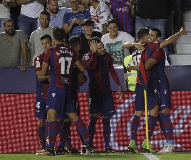Los jugadores del Levante celebran con Chema el 1-0 | LALIGA ep los jugadoreslevante celebranchema1-0