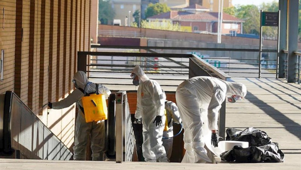 ep miembros de la ume desinfectando la estacion de santa justa de sevilla