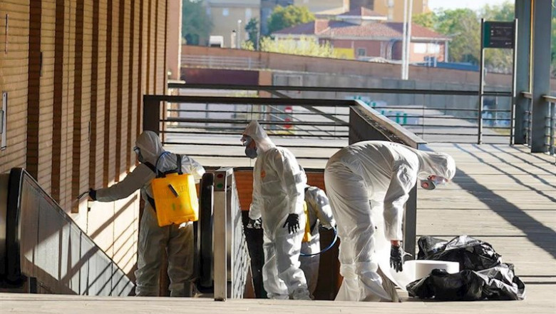 ep miembros de la ume desinfectando la estacion de santa justa de sevilla