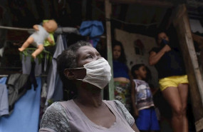 ep mujer con mascarilla en la favela de santa marta en rio de janeiro en brasil