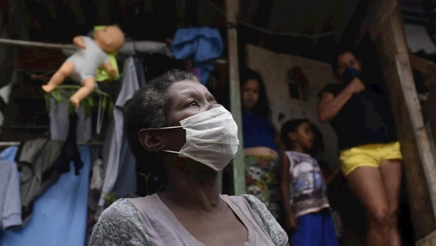 ep mujer con mascarilla en la favela de santa marta en rio de janeiro en brasil