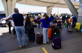 ep numerosas personas esperan en la parada de taxi del aeropuerto de malaga durante el apagon
