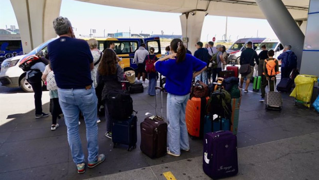 ep numerosas personas esperan en la parada de taxi del aeropuerto de malaga durante el apagon ep numerosas personas esperan en la parada de taxi del aeropuerto de malaga durante el apagon