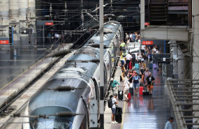 ep pasajeros durante la primera operacion salida del verano 2025 en la estacion puerta de atocha  
