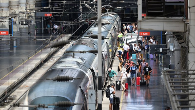 ep pasajeros durante la primera operacion salida del verano 2025 en la estacion puerta de atocha  