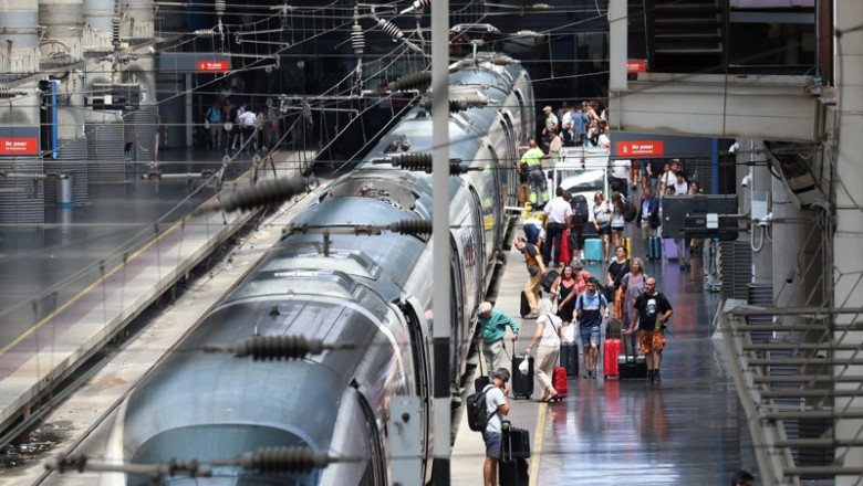 ep pasajeros durante la primera operacion salida del verano 2025 en la estacion puerta de atocha  
