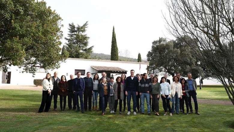 Pedro Sánchez y los ministros que componen el Ejecutivo en la finca estatal de los Quintos de Mora, situada en el término municipal de Los Yébenes (Toledo). | LA MONCLOA ep pedro sanchez y los ministros que componen el ejecutivo en la finca estatal de los quintos de