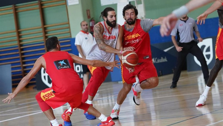 Ricky Rubio intenta penetrar defendido por Sergio Llull en un entrenamiento de la selección española de baloncesto | @NPHOTO-ALBERTONEVADO/FEB ep ricky rubiopenetrar defendidosergio llullun entrenamientola seleccion espanolabaloncesto