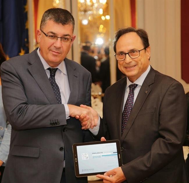Soler entrega a Morera los Presupuestos de la Generalitat para 2018 | GENERALITAT ep soler entregamorerapresupuestosla generalitat2018