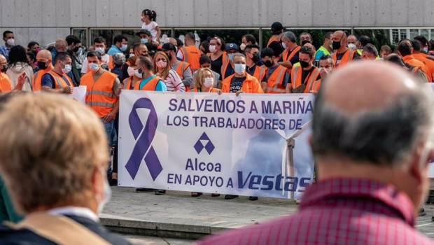 ep trabajadores de alcoa acuden a una concentracion de apoyo a los trabajadores de la fabrica de