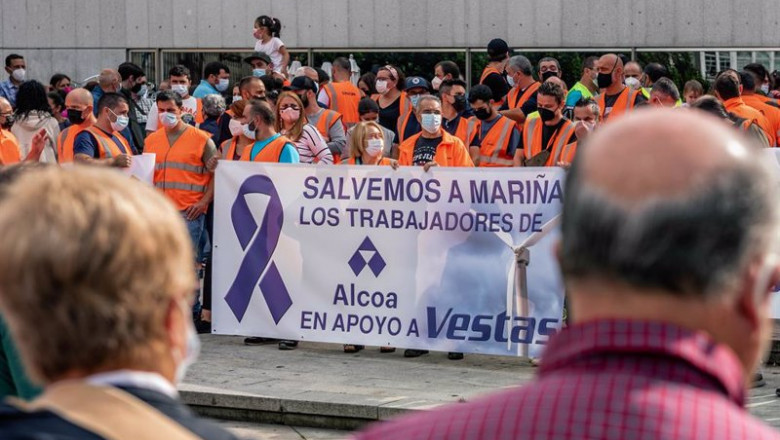 Trabajadores de Alcoa acuden a una concentración de apoyo a los trabajadores de la fábrica de Vestas en Viveiro (Lugo) por el cierre inminente de la planta, en la plaza del Ayuntamiento de Viveiro, a 25 de septiembre de 2021, en Lugo, Galicia (España). | Carlos Castro - Europa Press ep trabajadores de alcoa acuden a una concentracion de apoyo a los trabajadores de la fabrica de