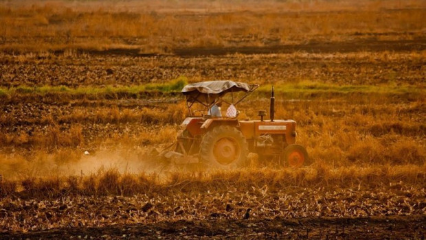 ep tractor trabajando en el campo