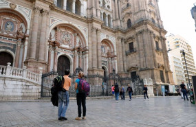 ep turistas junto a la catedral de malaga