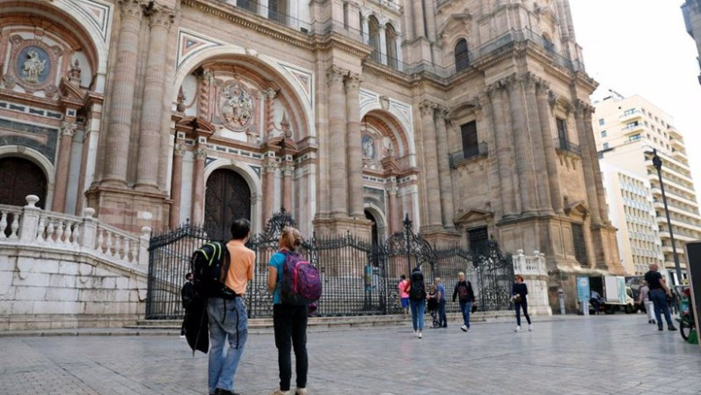 ep turistas junto a la catedral de malaga