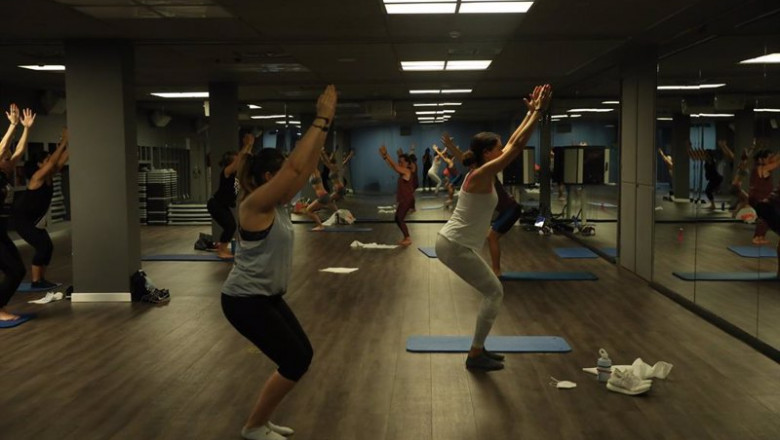 ep un entrenador imparte clase a varias personas en una clase de body balance en un gimnasio de la ep un entrenador imparte clase a varias personas en una clase de body balance en un gimnasio de la