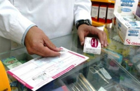 ep un farmaceutico consulta la receta de un paciente en una farmacia